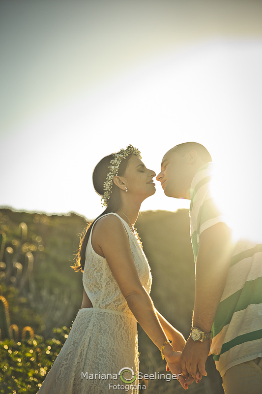 o casal se beija à luz do por do sol em ensaio de casal por Mariana Seelinger Fotografia