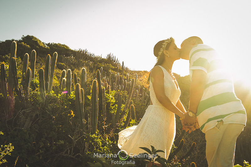 Vanessa e Felipe se beijando no por do sol