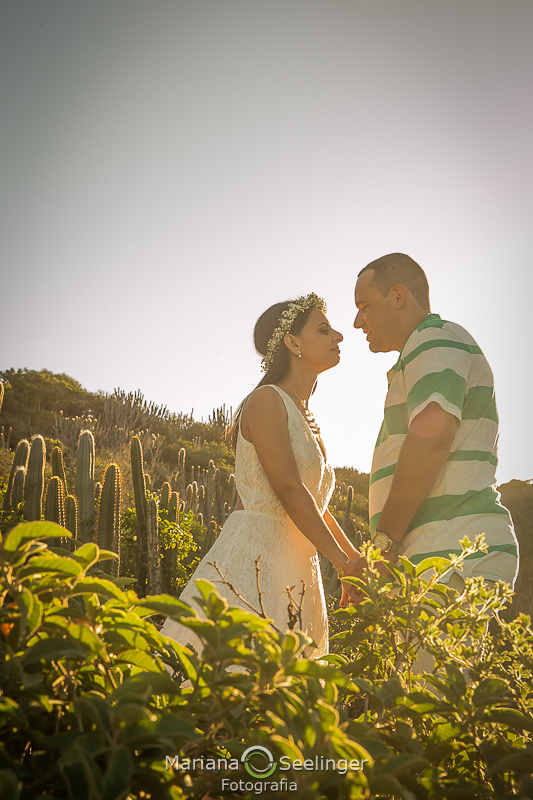 o casal de mãos dadas em um campo em Arraial do Cabo fotografados por Mariana Seelinger
