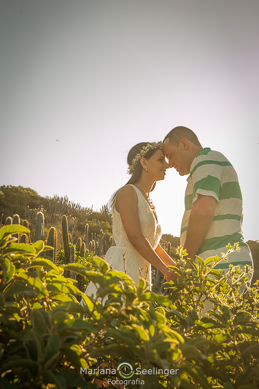 O casal de testas unidas em fotografia de pré casamento por Mariana Seelinger Fotografia