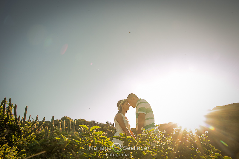 noivos ao por do sol em ensaio por Mariana Seelinger Fotografia em Arraial do Cabo - RJ