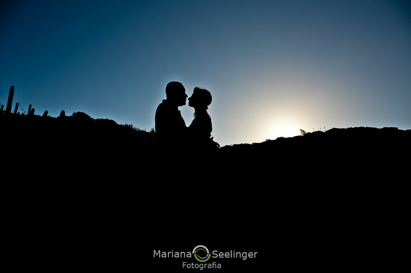 as sombras do casal ao por do sol em Arraial do Cabo - RJ por Mariana Seelinger Fotografia