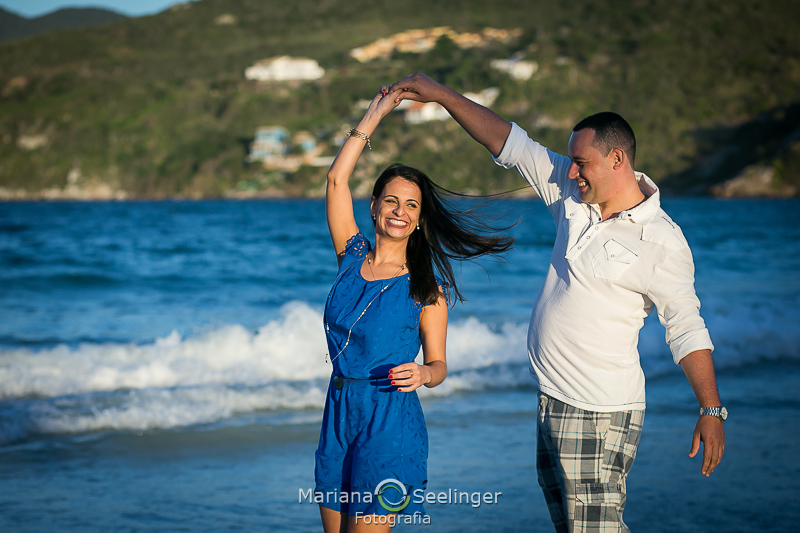 Os noivos riem e se rodopiam em praia de Arraial do Cabo - RJ por Mariana Seelinger Fotografia