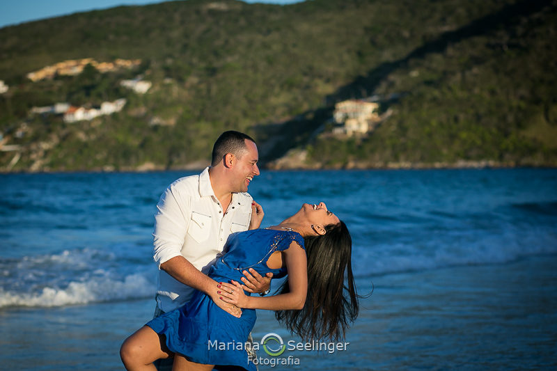 Felipe inclina Vanessa em praia de Arraial do Cabo - RJ