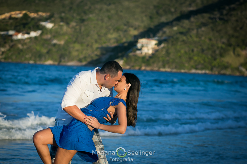 Vanessa e Felipe se beijando em ensaio de casal por Mariana Seelinger Fotografia
