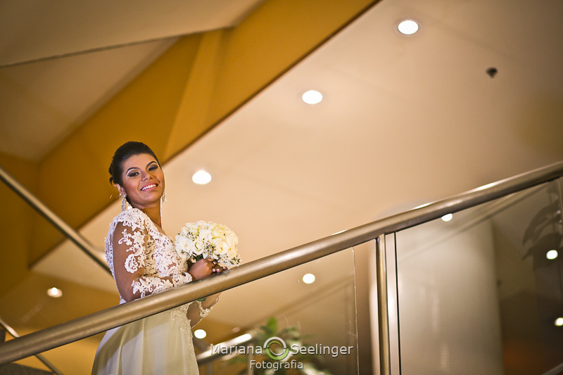 a noiva olha para a fotógrafa Mariana Seelinger