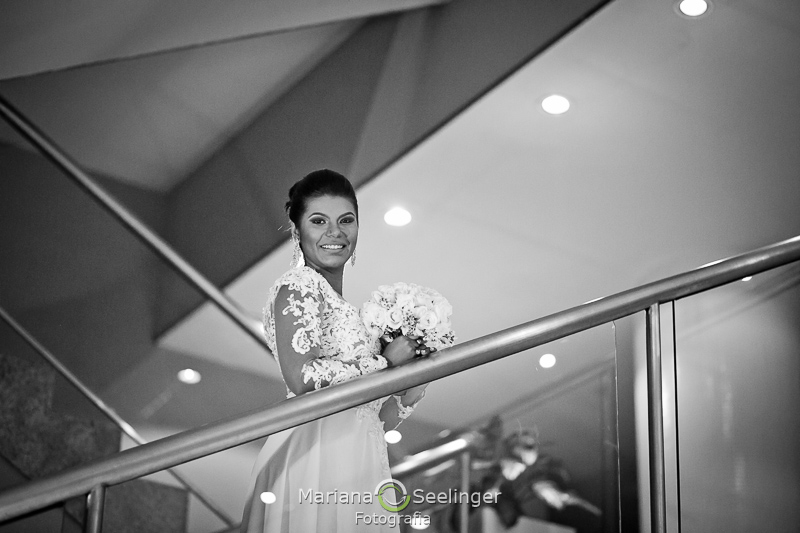 a noiva na sacada em fotografia por Mariana Seelinger no Rio de Janeiro