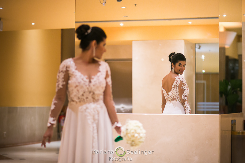 a noiva se admira no espelho antes do casamento no Rio de Janeiro - RJ