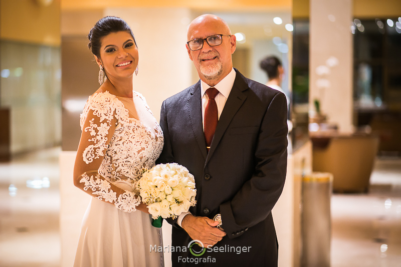 a noiva e seu pai em fotografia por Mariana Seelinger