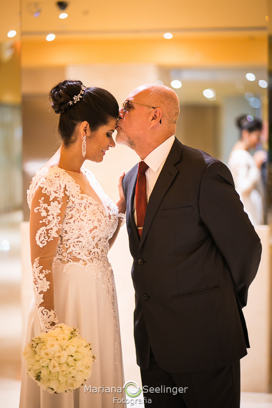 o pai beija a noiva na testa antes do casamento