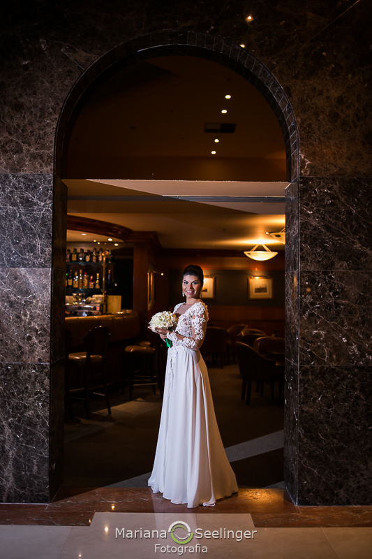 fotografia da noiva com o buquê por Mariana Seelinger no Rio de Janeiro - Rj