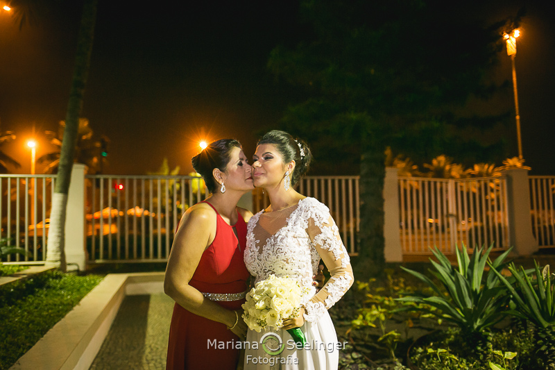 a mãe beija a noiva a caminho do altar no Rio de Janeiro - RJ