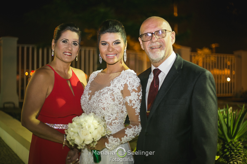 fotografia da mãe, noiva e pai da noiva por Mariana Seelinger
