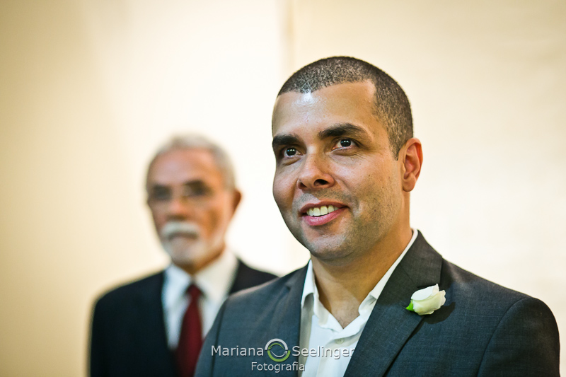 o noivo aguarda com o pai ao fundo em fotografia por Mariana Seelinger