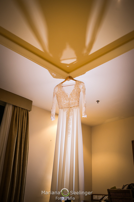 o vestido da noiva pendurado no teto