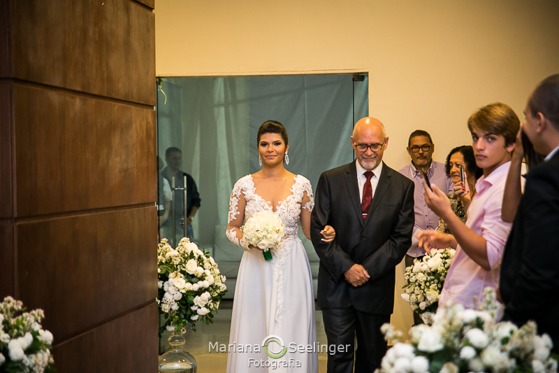 a noiva entra ao lado do seu pai na igreja no Rio de Janeiro - RJ