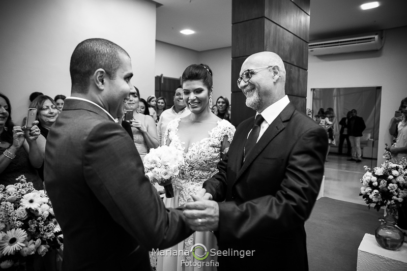 O pai entrega a noiva ao noivo em casamento no Rio de Janeiro - RJ por Mariana Seelinger