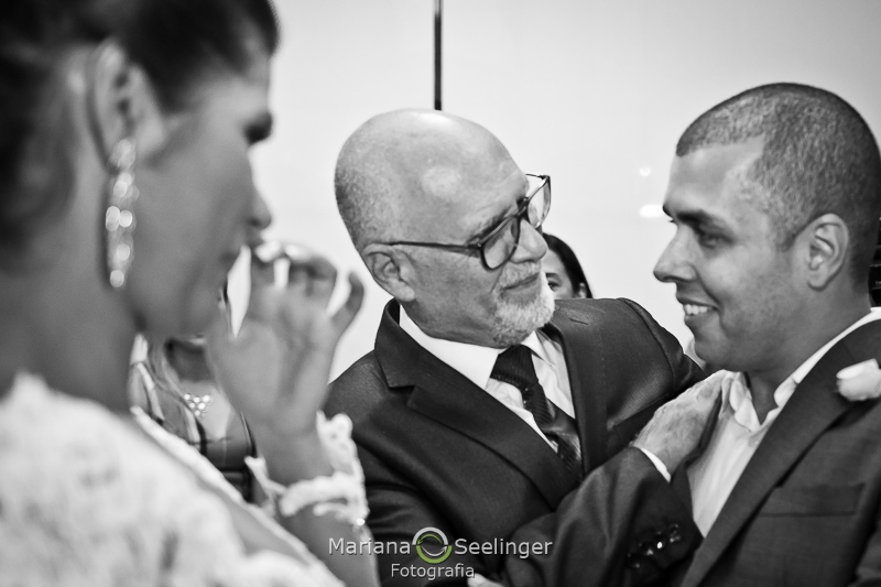 o pai da noiva cumprimenta o noivo em fotografia preto e branco por Mariana Seelinger