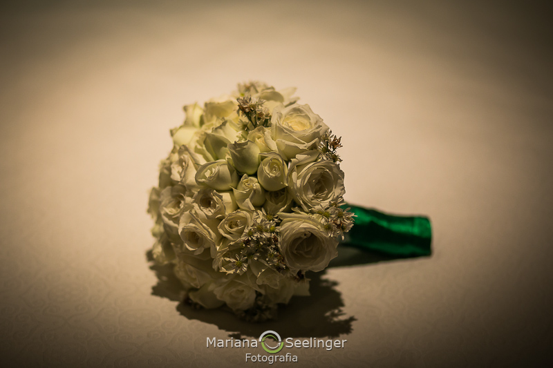 o buquê da noiva Leila em fotografia por Mariana Seelinger