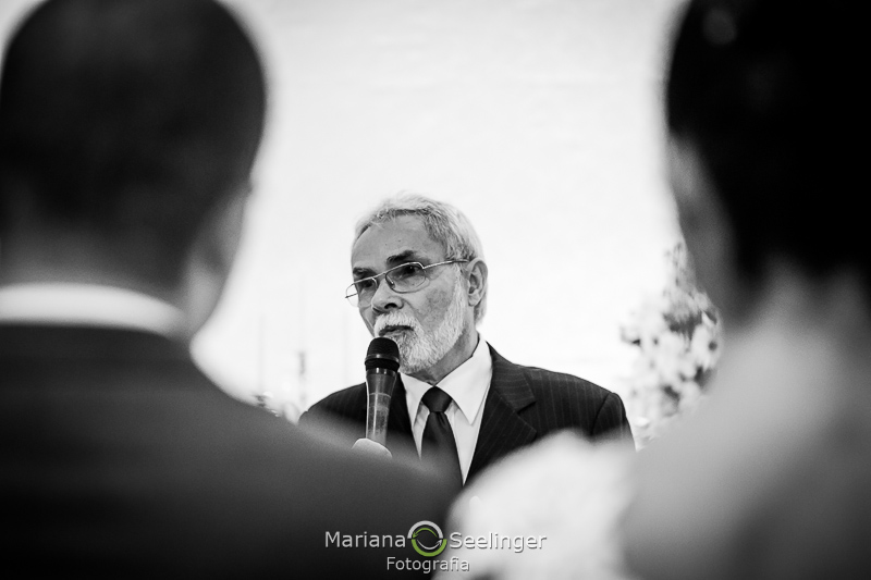 o pai emocionado diz algumas palavras no casamento de Leila e Vitor no RJ