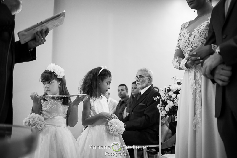 as daminhas e o pai na cerimônia de casamento no Rio de Janeiro RJ por Mariana Seelinger Fotografia