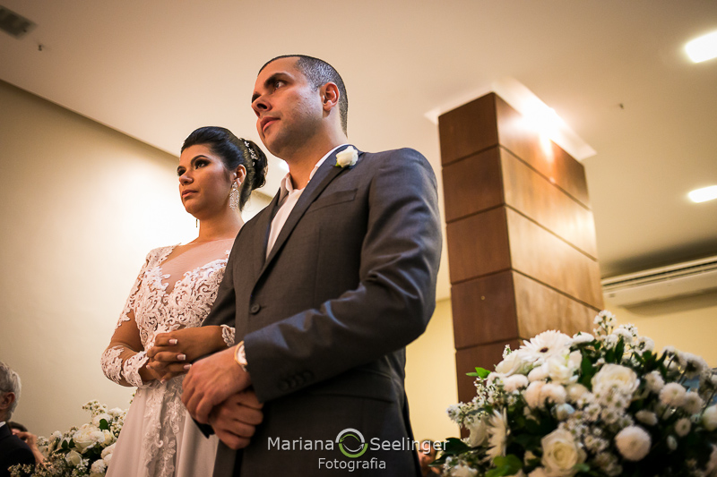 os noivos no altar por Mariana Seelinger