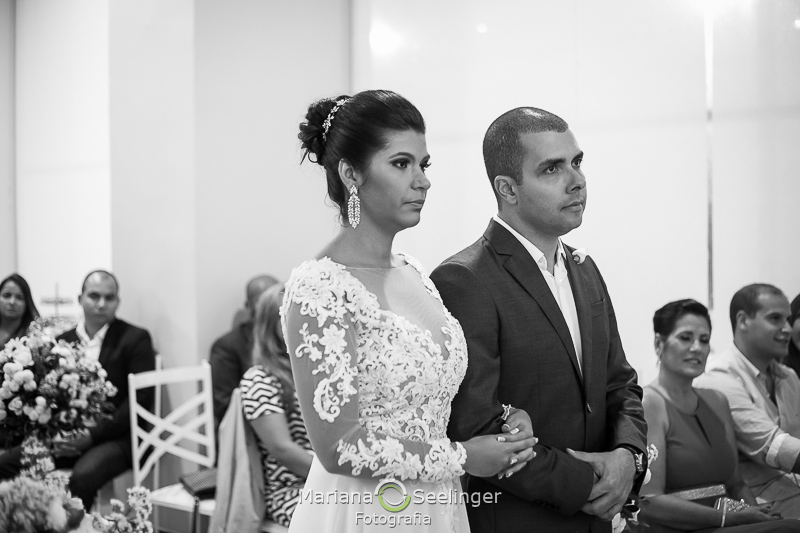 os noivos no altar na cerimônia de casamento no Rio de Janeiro - RJ por Mariana Seelinger Fotografia