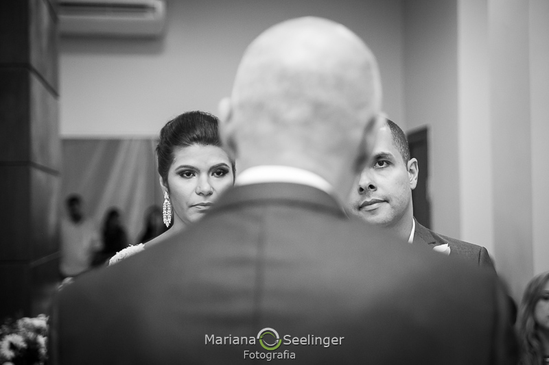 os noivos em frente ao Rabio de costas para a fotógrafa de casamentos Mariana Seelinger