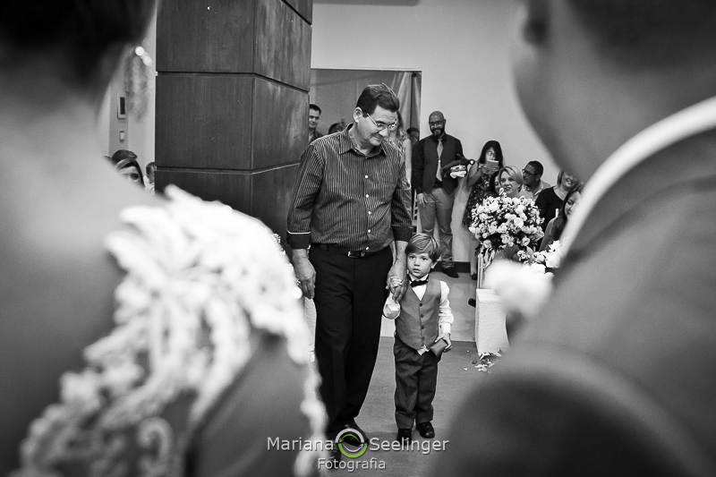 o pai e o pajem entram na igreja com as alianças em Rio de Janeiro - RJ