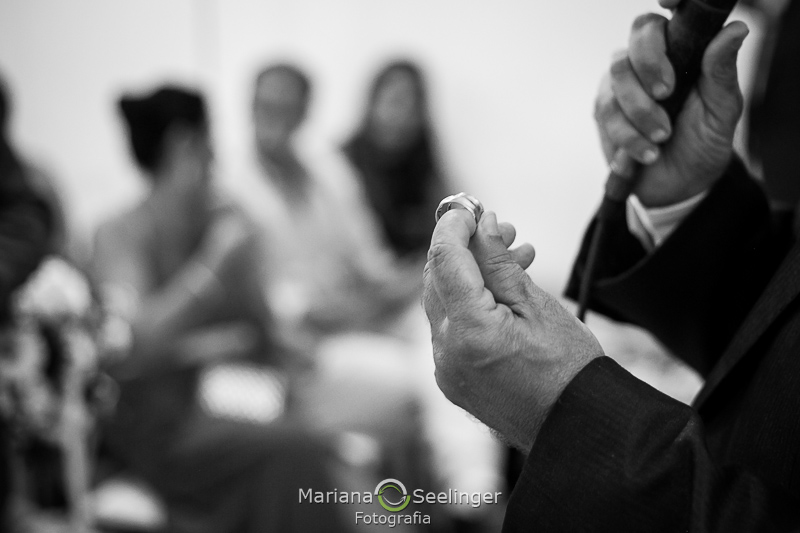 detalhe da aliança na mão do pai do pajem em casamento por Mariana Seelinger Fotografia