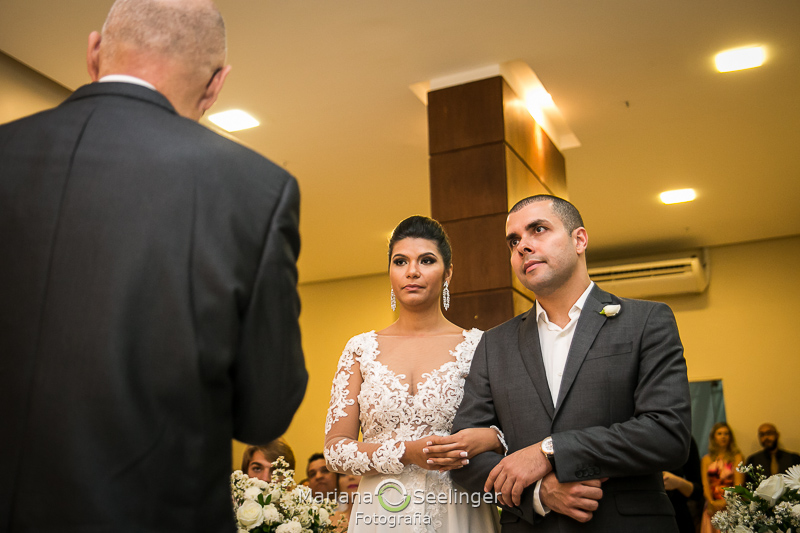 os noivos e o rabino no casamento