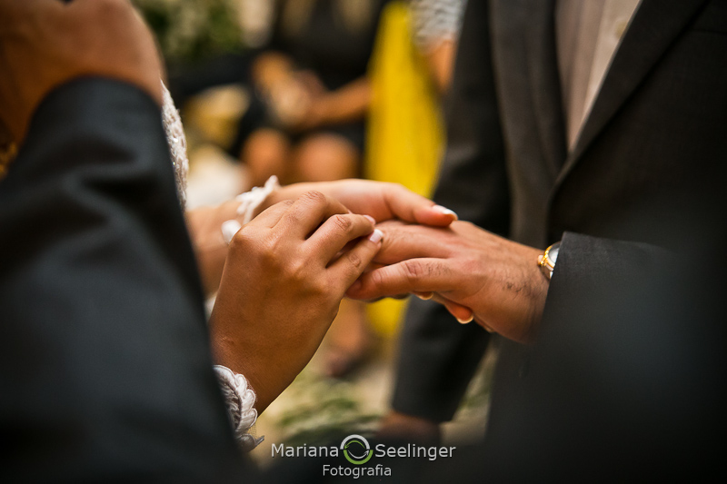 a noiva coloca a aliança na mão de Vitor em casamento por Mariana Seelinger Fotografia