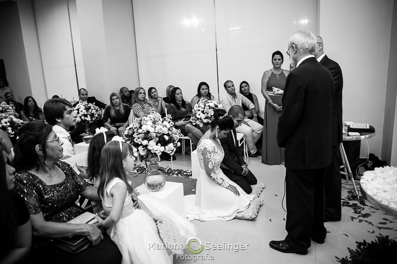 os noivos ajoelhados diante do rabino