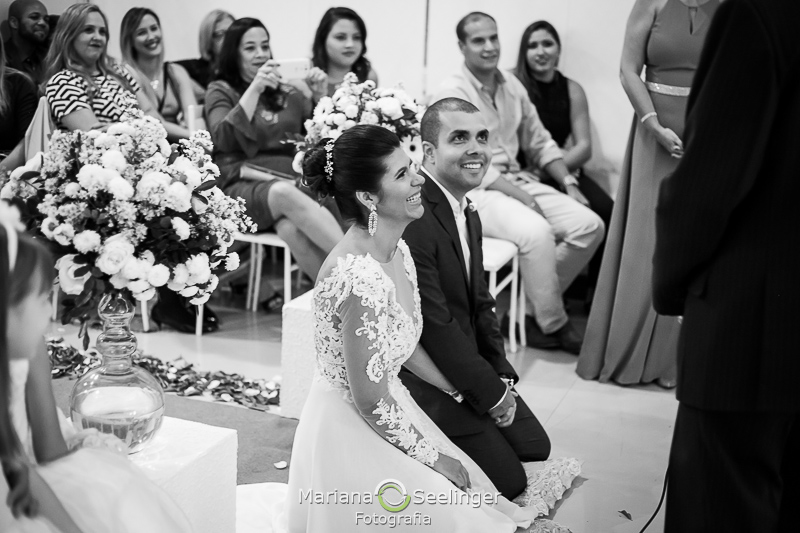 os noivos ajoelhados em casamento no rio de janeiro por mariana seelinger fotografia