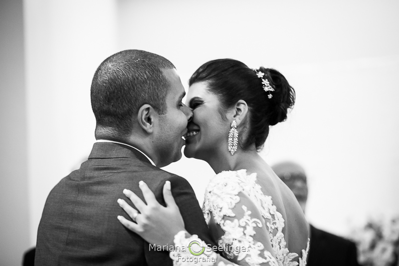 os noivos se beijam em fotografia preto e branco por Mariana Seelinger no Rio de Janeiro - RJ