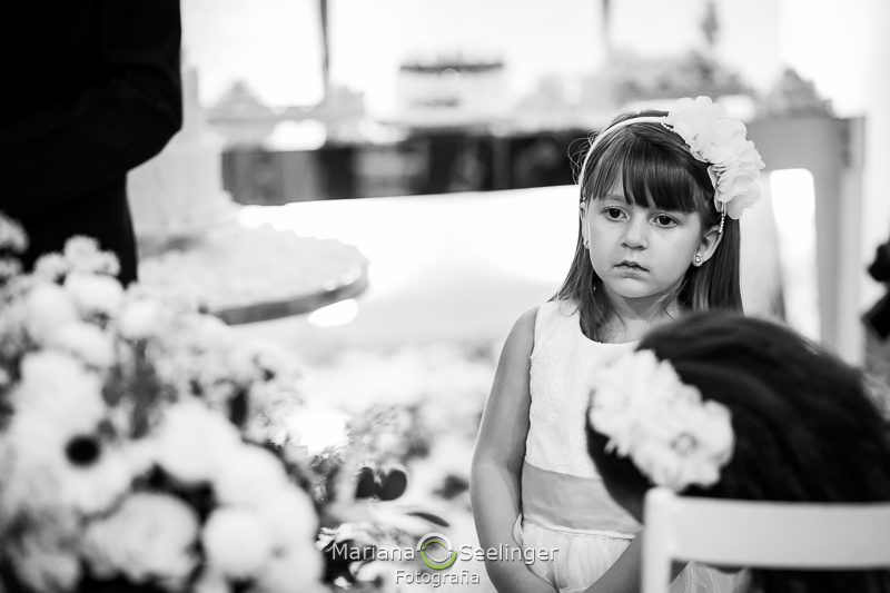 a pequena daminha em fotografia de casamento por Mariana Seelinger Fotografia