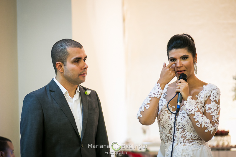 a noiva discursa emocionada ao lado de seu marido em fotografia de casamento por Mariana Seelinger