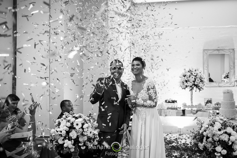 os noivos sorridentes em uma chuva de papel picado no Rio de Janeiro - RJ