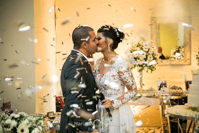 os noivos se beijam em chuva de papel picado em fotografia pode Mariana Seelinger
