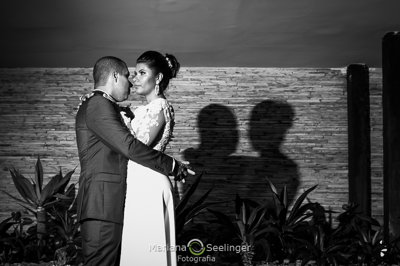 os noivos e suas sombras em foto externa de seu casamento no Rio de Janeiro por Mariana Seelinger Fotografia