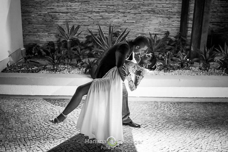 Victor inclina Leila em passo de dança em fotografia preto e branca por Mariana Seelinger