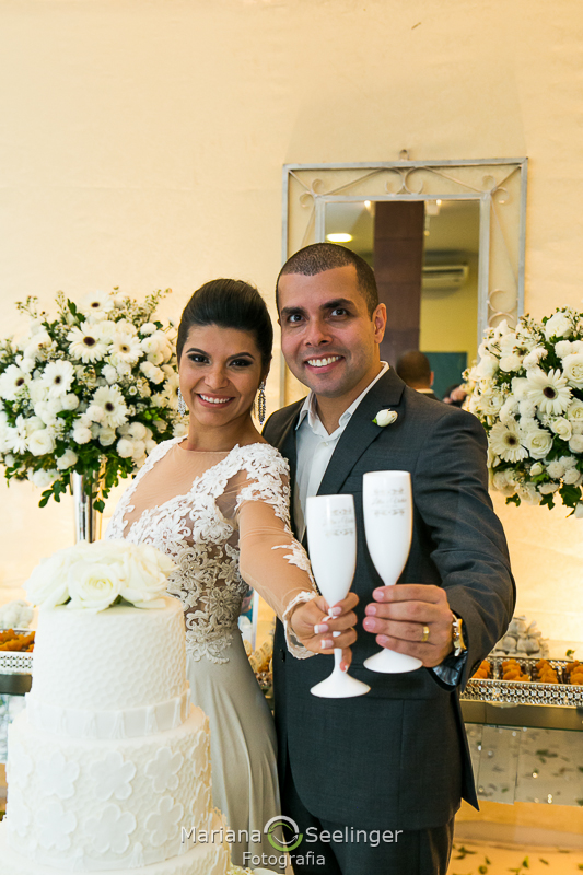 os nivos brindam em fotografia de casamento por Mariana Seelinger no Rio de Janeiro - RJ