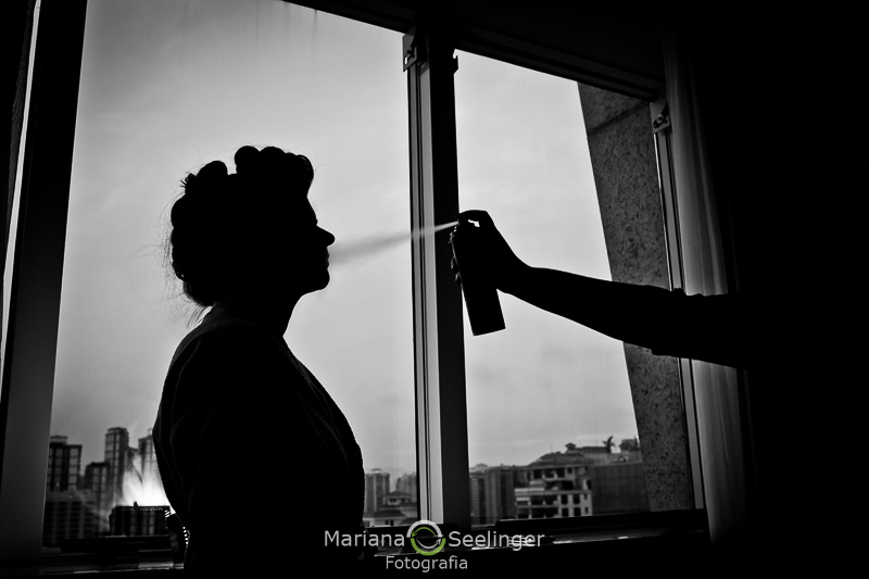 fotografia em preto e branco do backstage da noiva por Mariana Seelinger