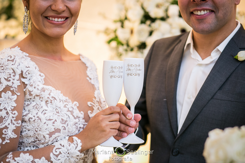 detalhe das taças dos noivos Leila e Victor em casamento no Rio de Janeiro - RJ