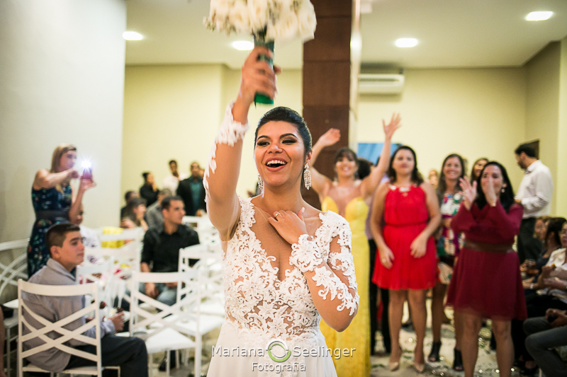 a jogada do buquê da noiva em casamento no Rio de Janeiro por Mariana Seelinger Fotografia