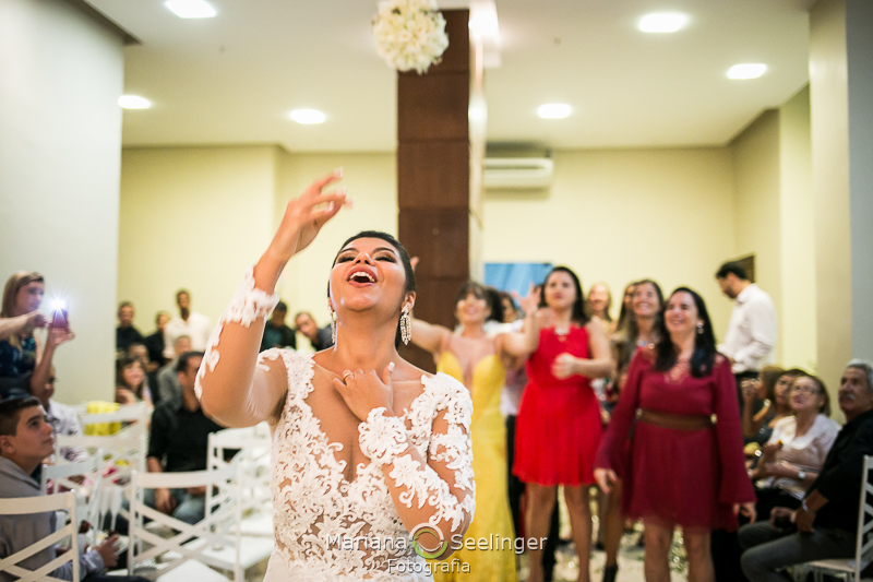 a noiva joga o buquê para as convidadas