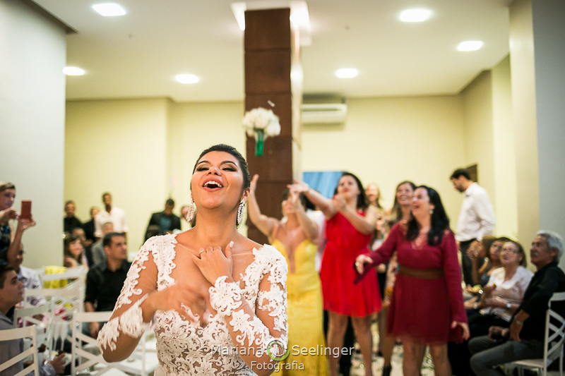 as convidadas a caminho do buquê em casamento no Rio de Janeiro - RJ por Mariana Seelinger Fotografia