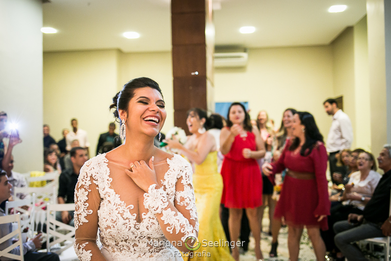 Leila sorri enquanto as convidadas disputam o buquê