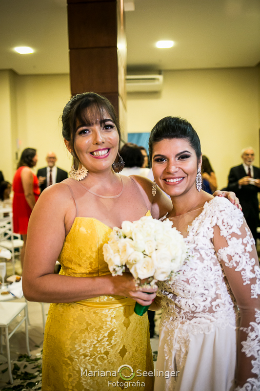 a amiga que pegou o buquê e a noiva em casamento no rio de janeiro - rj por mariana seelinger fotografia