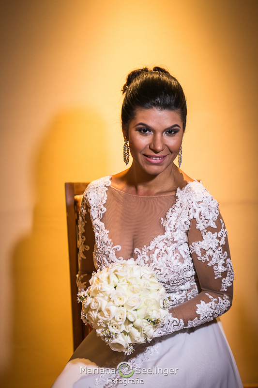 a noiva pronta com o buquê posa para Mariana Seelinger